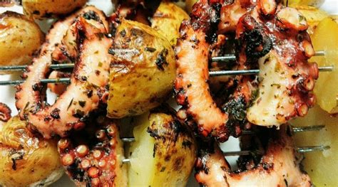 È un vino dal carattere giovane, caratterizzato da una pronunciata fragranza e freschezza, grazie ai suoi profumi slanciati e alla sua mineralità, che ben si sposa con la tendenza dolce del polpo bollito. Ricetta del polpo bollito con patate alla griglia ...