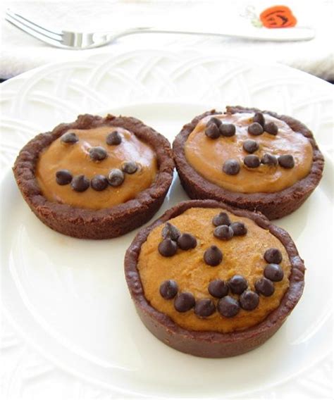 Bake crust for 22 minutes at 375. Mini Pumpkin Pies with Chocolate Graham Crusts | Chocolate ...