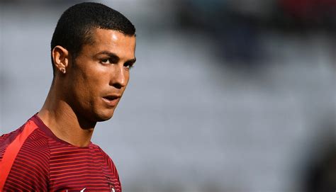 Криштиану роналду (cristiano ronaldo) футбол нападающий португалия 05.02.1985. Криштиану Роналду: биография, личная жизнь, семья, жена ...