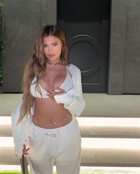 Kylie Jenner Reminds Us Winter Is Coming With All White Outfit Metro News