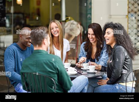 Grupo Multirracial De Cinco Amigos Tomando Un Café Juntos Tres Mujeres