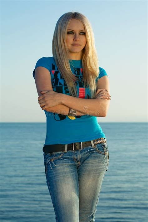 Schöne Blondine Auf Seehintergrund Stockfoto Bild Von Blau Mädchen