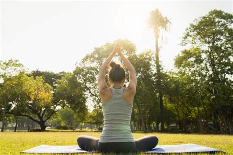 Jovem Mulher Asi Tica Yoga Ao Ar Livre Manter A Calma E Medita Enquanto Pratica Ioga Foto Gr Tis