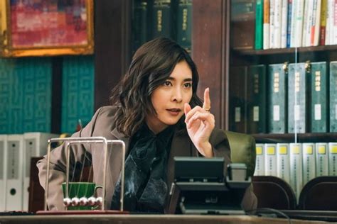 女優の竹内結子さん主演の連続ドラマ「スキャンダル専門弁護士 Queen」（フジテレビ系、木曜午後10時）。スキャンダルやトラブルといった危機