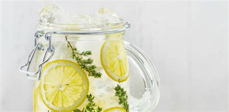 Recept van de week: Water met groene thee, citroen en citroentijm - V ...
