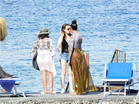 Lily Collins Fans Lily Collins En La Playa En Ischia Italia Julio 15