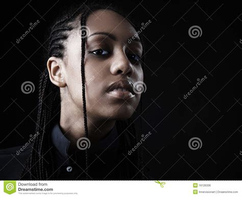 Retrato De Una Mujer Negra Joven Hermosa Foto De Archivo Imagen De Negro Modelo 16126336