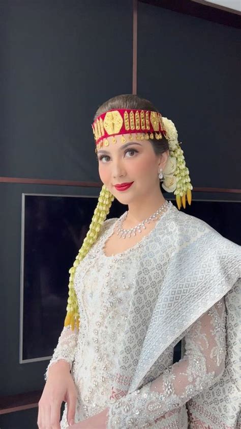 6 Potret Jessica Mila Saat Resepsi Adat Batak Cantik Padukan Kebaya