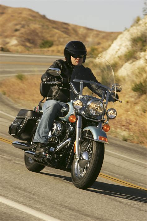 The heritage softail classic is titled to recall the past. HARLEY DAVIDSON Heritage Softail Classic specs - 2006 ...