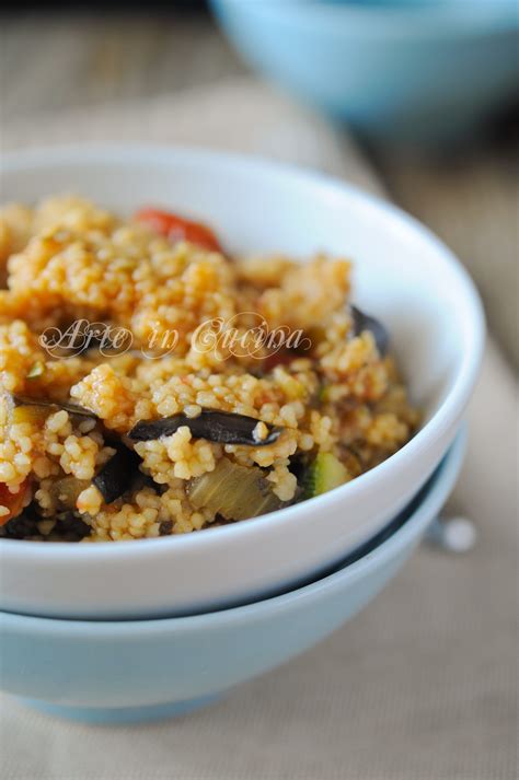 3 nel fondo di una pirofila mettete un mestolo di sugo al pomodoro, versate la pasta e ricoprite con le restanti melanzane, la mozzarella, il sugo e il parmigiano. Cous cous con melanzane e zucchine primo alle verdure