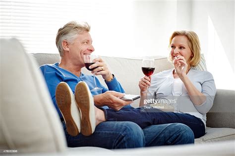 Heureux Couple Dâge Mûr En Regardant La Télévision À La Maison Photo Getty Images