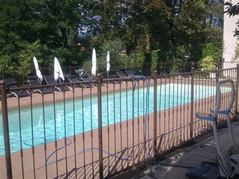 La barrière de protection pour piscine est destinée à limiter l'accès de la piscine à des enfants de moins de 5 ans. Cloture piscine pas cher