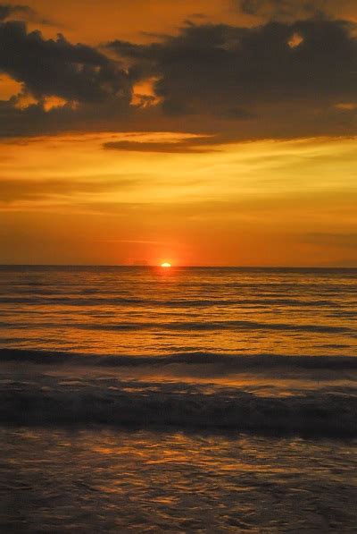 Duduk Di Pantai Melihat Ombak Nikmati Sunset Newstempo