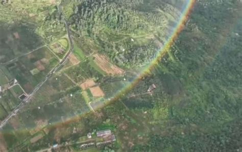 Hiker Captures Perfectly Round Rainbow From The Top Of A Mountain
