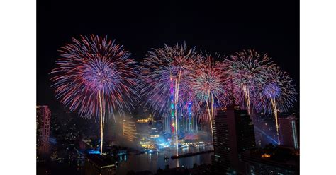 Bangkoks Chao Phraya River Lights Up With 14 Kilometre New Year