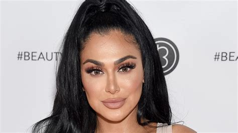 Huda Kattan Is Donating 100000 To Makeup Artists Affected By The