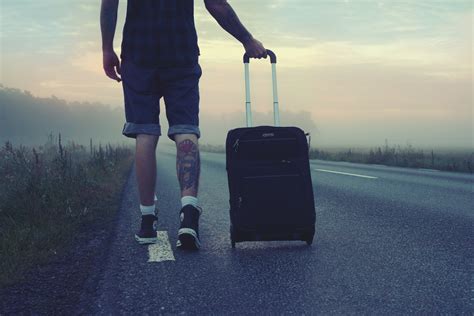 무료 이미지 남자 해돋이 도로 사진술 아침 도보 여행자 문신 푸른 방황하다 반바지 여행 가방 간다 헤멜