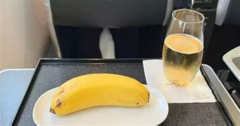 airline passenger ordered vegan food but served one banana along with chopsticks फ्लाइट में