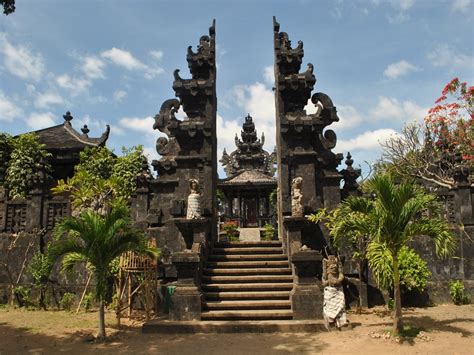 Salah satu bukti keunikan budaya yang sampai saat ini masih terus dijaga adalah keberadaan candi bentar candi bentar merupakan bangunan pintu gerbang dengan desain tradisional yang biasa bangunan candi bentar yang kerap disebut sebagai bagian dari rumah adat bali memiliki desain. Rumah Adat Bali Yang Masih Terjaga Keasliannya