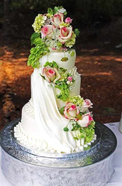 12 comments on 20 new cake design ideas!!! wendy nelson says: Cascading Flowers Cake Design - Savor the Best