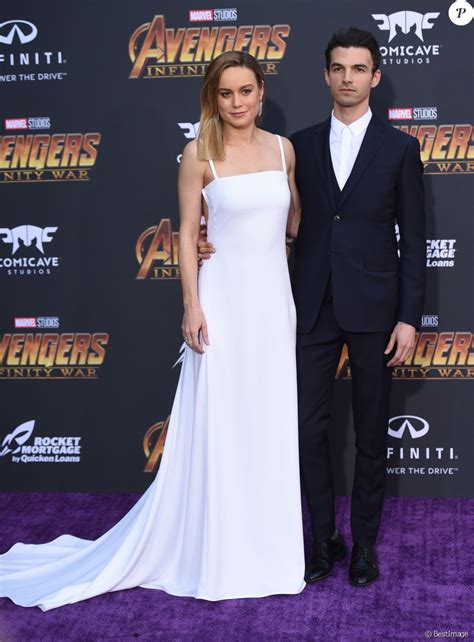 Brie Larson et son fiancé Alex Greenwald à la première de Avengers