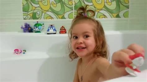 Играем в ванной ищем сюрпризы в пене Развлечения для детей YouTube