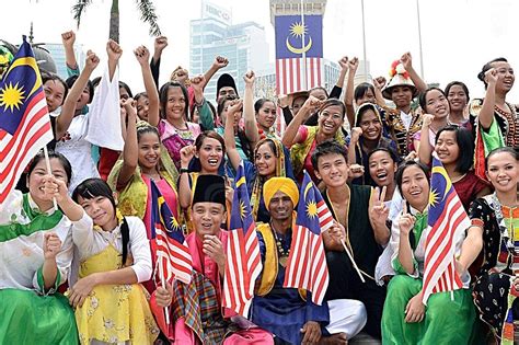 Berbilang kaum ini, mempunyai kelompok budaya dan ekonomi yang berbeza dan mereka menetap di kawasan yang berbeza antara satu sama lain mengikut jenis ekonomi yang dijalankan. Kemerdekaan Mempunyai Nilai Yang Tinggi - Daily Rakyat
