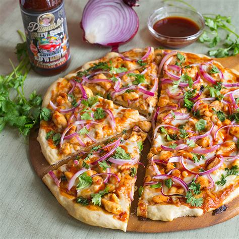 Kylling, rødløg, emmentaler ost, bbq dressing. Slapilicious BBQ Chicken Pizza | Slap Yo' Daddy BBQ