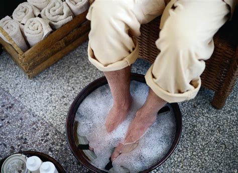 Nyeri atau sakit yang dirasakan pada telapak kaki, merupakan gejala pertama yang menjadi tanda bahwa telapak kaki anda dalam kondisi yang tidak baik. Ais Batu Dapat Legakan Sakit Tapak Kaki & Tumit - MASKULIN