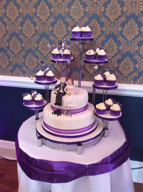 The most common tiered wedding cake stand material is ceramic. Kara - combination of 2 tier cake and cup cakes on ...