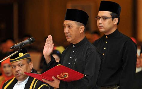 Sejarah pembentukan dewan undangan negeri kedah darul aman bermula sejak 101 tahun yang lalu apabila pengisytiharan diraja penubuhan majlis negeri (state council) diluluskan pada 10 jamadilawal 1322 bersamaan 23 julai 1905 bertampat di balai besar negeri, alor star. Datuk Badrul Hisham Hashim mengangkat sumpah | Istiadat ...