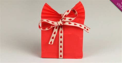 Magari di quelle a quadretti bianca e rossa che fa molto natale. Cómo envolver un regalo original