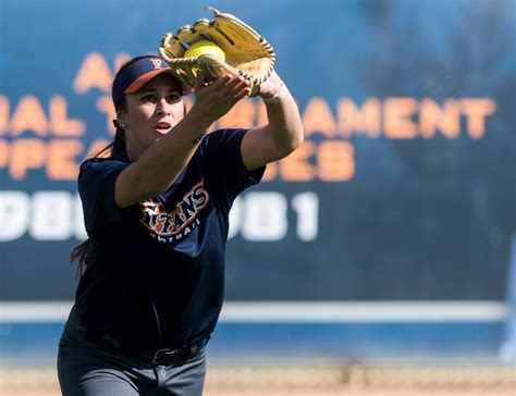 Off To Slow Start Cal State Fullerton Softball Focusing On One Game At A Time Orange County