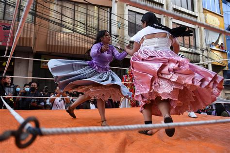 Bolivias Cholita Wrestlers Duke It Out On The Street Daily Sabah