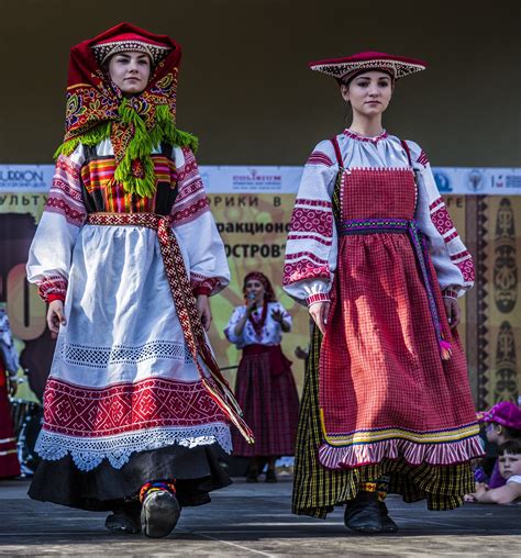 sarafan-traditional-russian-dress-first-mentioned-in-1376-europe