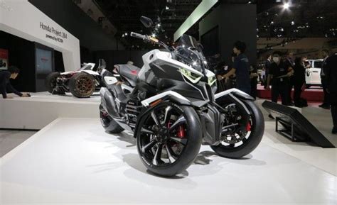 Hondas Neowing Concept Is A Hybrid Leaning Trike News Car And Driver