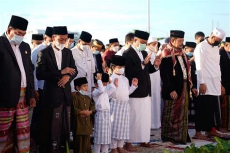 Mentan Syl Dan Gubernur Sulsel Andi Sudirman Salat Idulfitri Di