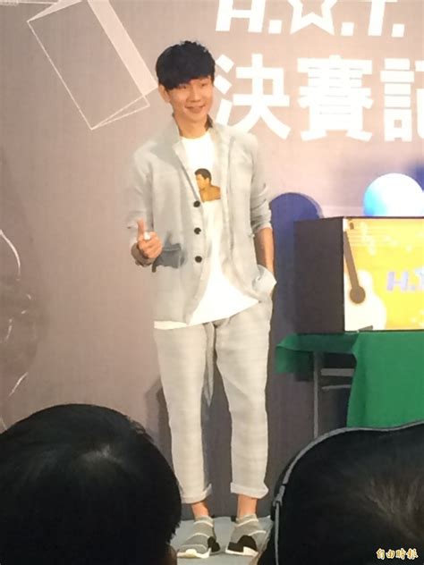 May 28, 2021 · 40歲金曲歌王林俊傑18年前出道，多年來總給人頂著厚瀏海帥氣髮型的印象，令人好奇若他露出額頭是否會有差異？最近他在社群網站上分享一支影片. 專輯在中國被禁 林俊傑回應了 - 自由娛樂
