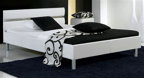 Matratze und bettzeug separat erhältlich. Polsterbett in weißem oder schwarzem Kunstleder - Napoli