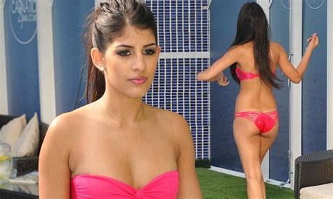 Towie Star Jasmin Walia Doesnt Let Location Stop Her From Showing Off