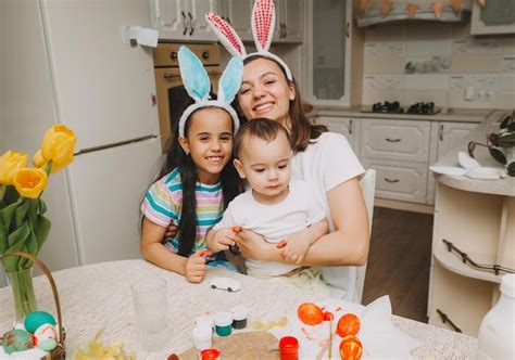 Tradiciones Familiares De Pascua Amante Joven Madre Enseñando A Los