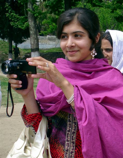 Pakistan Angry Over Taliban Shooting Of Schoolgirl The New York Times