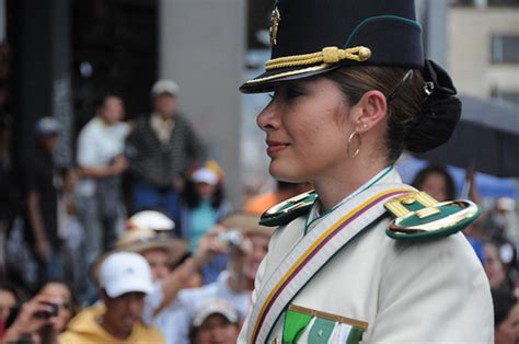 La Mujer Policía Y Sus Accesorios Piedad Maya Protocolo
