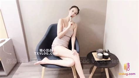 modella cinese con gambe lunghe serve il suo grosso cazzo capo con le sue tette nude e la figa