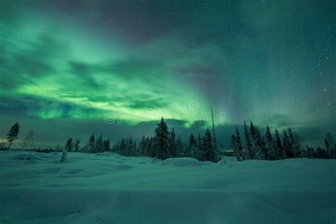 Aurora Boreal Aurora Borealis Sobre La Cabaña En El Pueblo De Laponia