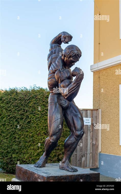 THAL AUSTRIA 6 DE MARZO De 2021 Estatua De Arnold Schwarzenegger