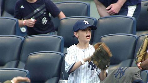 A Young Fan Makes A Great Catch On Foul Ball Youtube