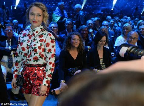 Hayden Panettiere Shows Off Her Toned Legs In Shimmering Tights While