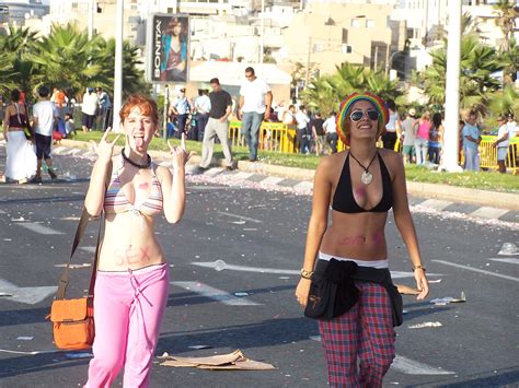 Filetwo Women A Tel Aviv Love Parade 01 Wikimedia Commons