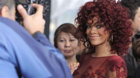 Rihanna Bodyguard Zeigt Busen Vor Fotografen